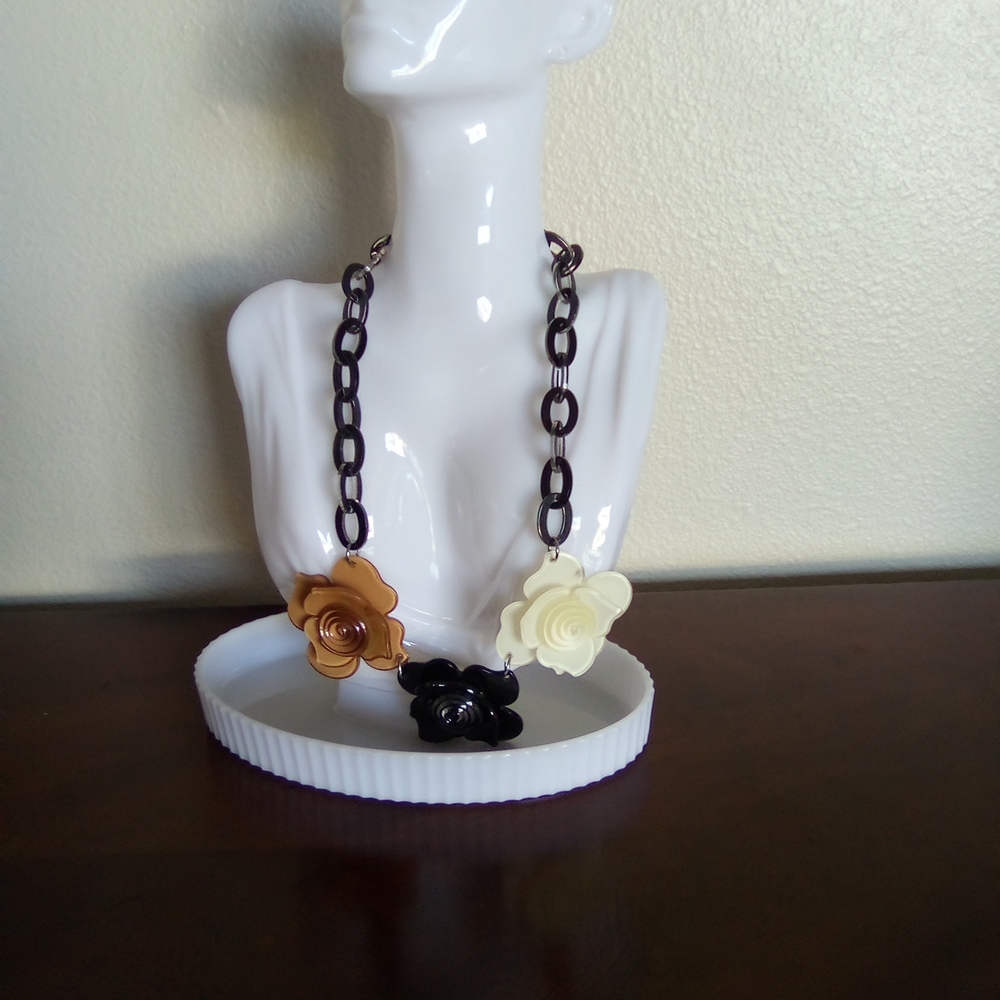 ACRYLIC‎ FLOWERS AND CHAIN NECKLACE WITH CREAM, BLACK, AND BROWN FLOWERS